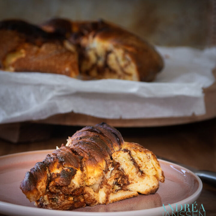 Nutella twist brood op een bord