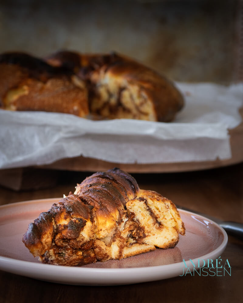 Nutella twist brood op een bord