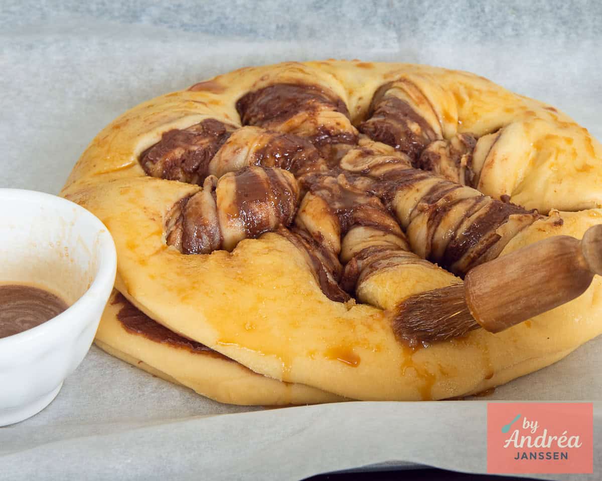 Het Nutella brood wordt bestreken met glazuur