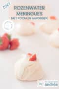 Een meringue met aardbeien in het midden op een witte ondergrond. Aan de linkerkant aardbeien. Bovenin tekstoverlay Rozenwater meringues met aardbeien, zoet, makkelijk recept, bakken