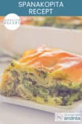 Een stuk spanakopita in de voorgrond, lagen spinazie, filodeeg en feta. Een tekst: makkelijk recept, spanakopita recept