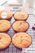 Zes chocolate chip muffins op een rek. Een tekst overlay bovenin: chocolate chip cupcakes, makkelijk recept, bakken