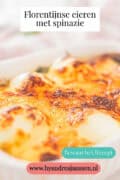Een witte ovenschaal gevuld met florentijnse eieren met spinazie, inclusief tekst