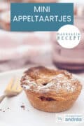 Een wit bord met een klein appelgebakje. Een tekst bovenin: makkelijk recept, mini appeltaartjes