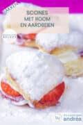 Drie scones met aardbeiene n room op een wit bord. Een textoverlay: scones met room en aardbeien, bakken, makkelijk recept.