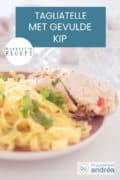 Een deel van een roze bord met tagliatelle en kip gevuld met surimi en dadels. Bovenin een tekst: makkelijk recept, tagliatelle met gevulde kip