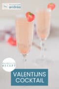 Twee glazen gevuld met aardbeien Prosecco cocktail op een witte ondergrond. Een text: makkelijk recept, Valentijnscocktail