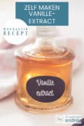 Een fles gevuld met vanille extract. Een roze witte theedoek erachter. Een tekst bovenin: zelf maken vanille extract, makkelijk recept