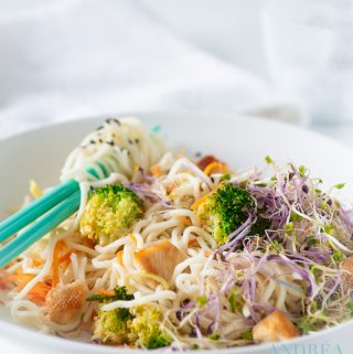 Een bord met Roerbak kip met groenten en noodles