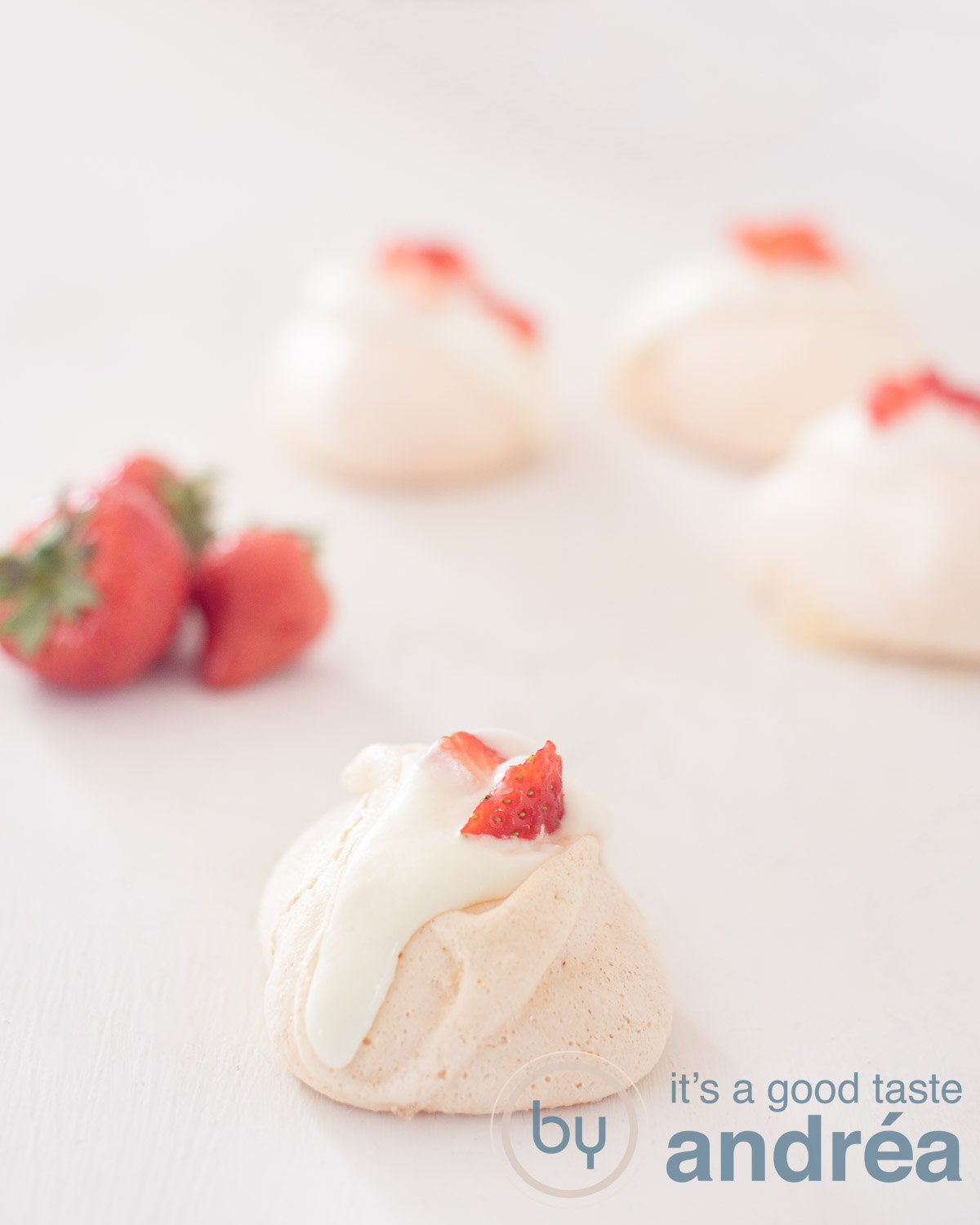 rozen meringue met verse aardbeien