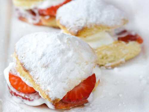 3 Scones met aardbeien op een wit bord