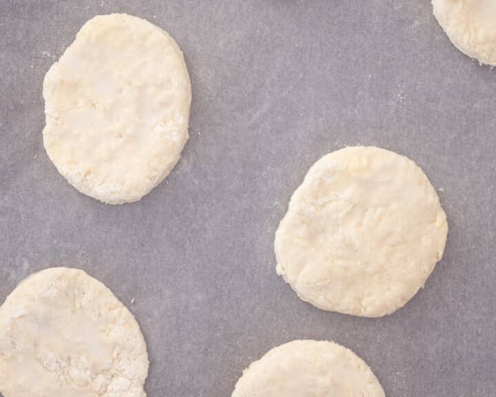 Een bakplaat gevuld met scones onafgebakken.