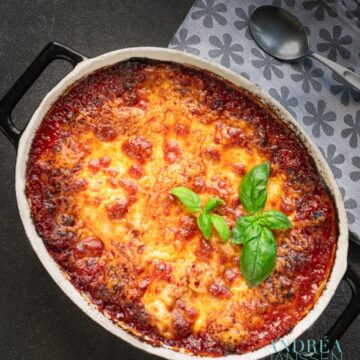 Zelfgemaakte lasagne in een ovenschaal