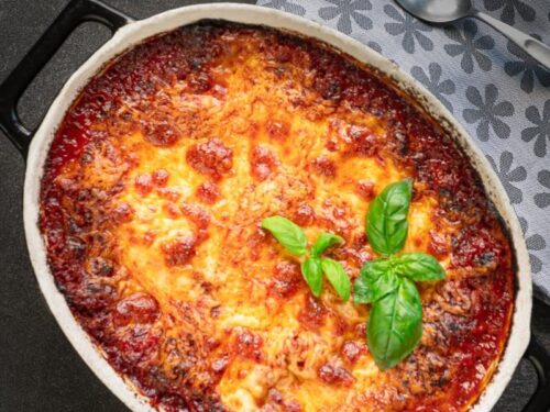 Zelfgemaakte lasagne in een ovenschaal