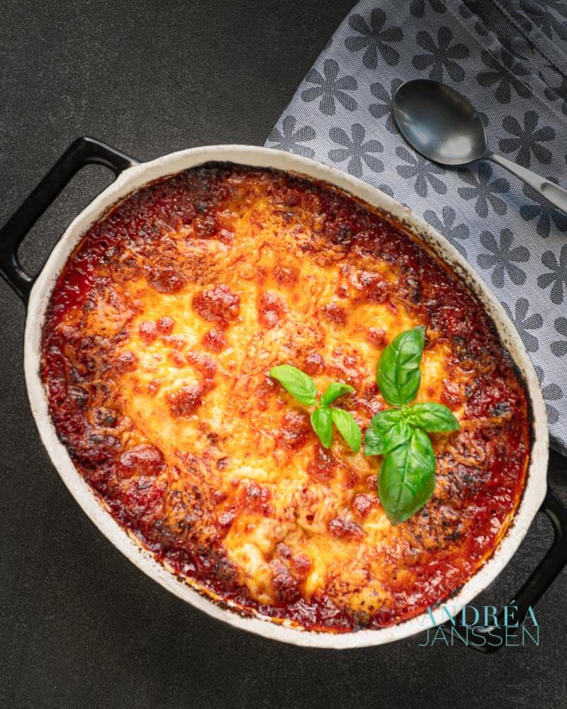 Zelfgemaakte lasagne in een ovenschaal