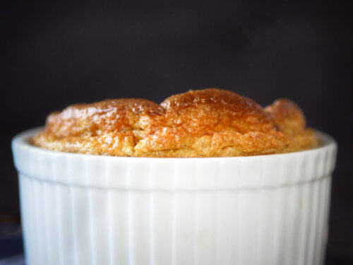 aardperen souffle in een ramekin