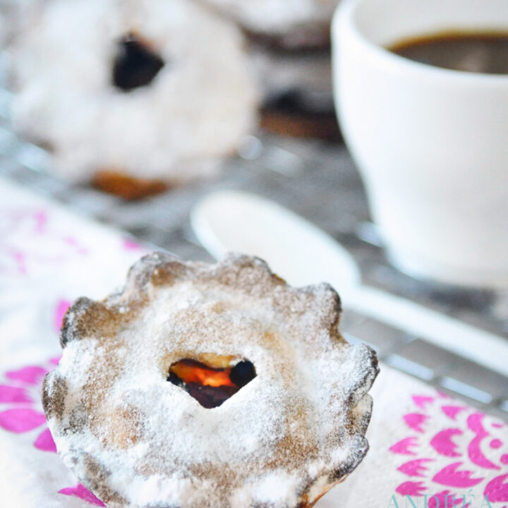 mini appelgebakjes met een kopje koffie