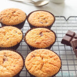 Cupcakes met chocolade stukjes op een rek