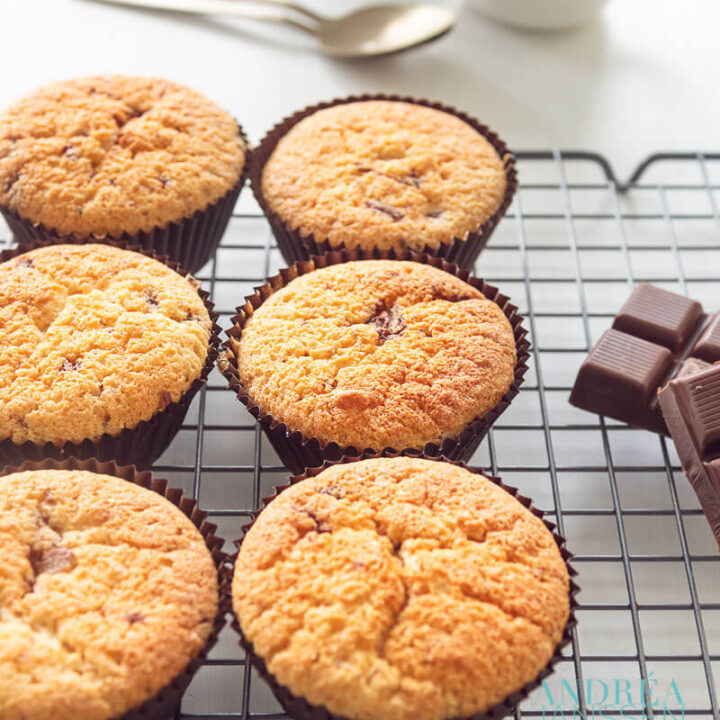 Cupcakes met chocolade stukjes op een rek