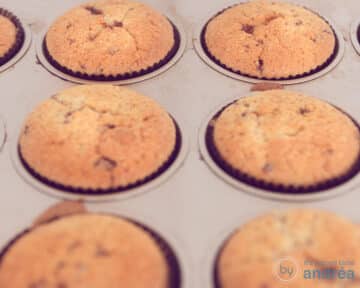 Een cupcake bakplaat met afgebakken chocolate chip cupcakes