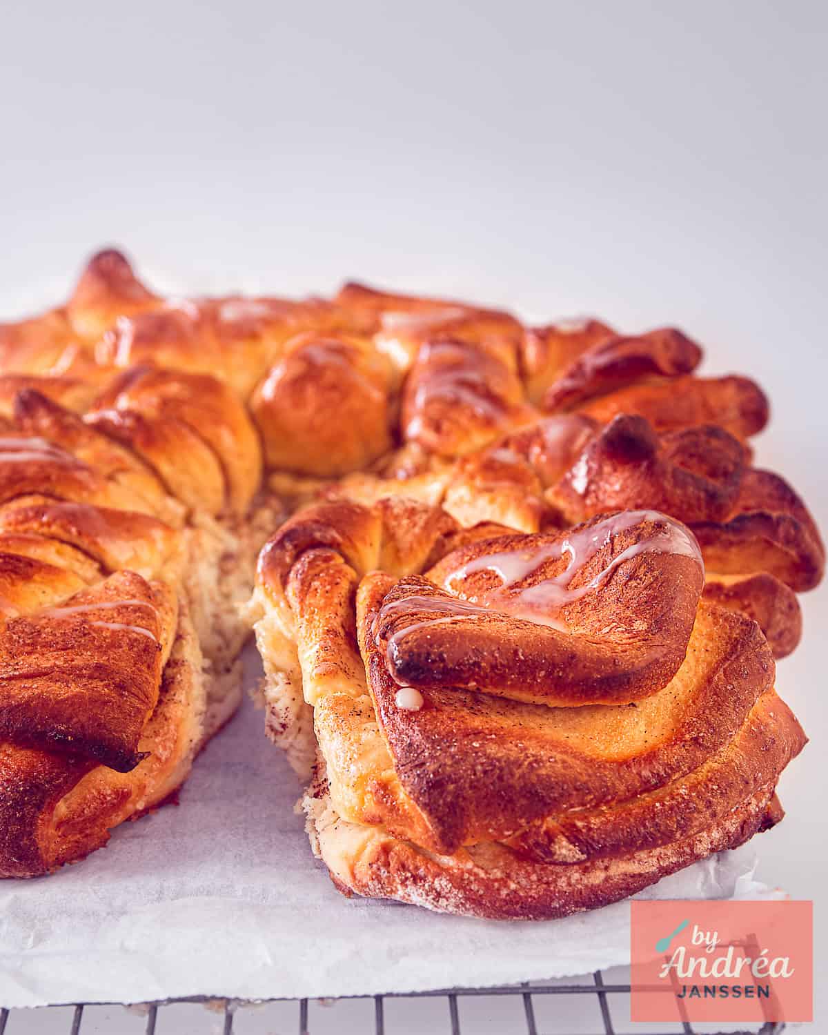Een kaneelsuiker brood met een twist op een bakpapier