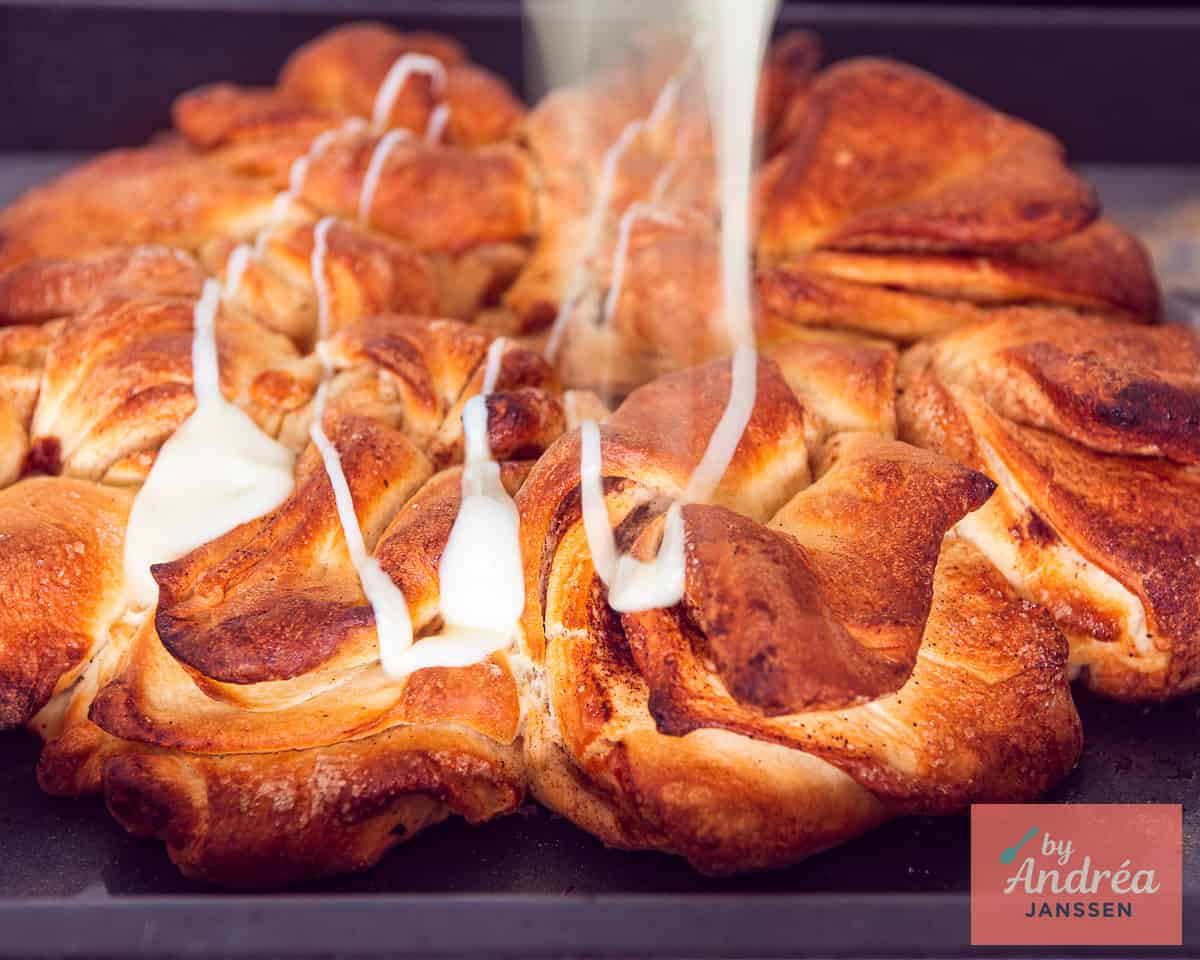 Het gebakken brood krijgt een swirl met gecondenseerde melk