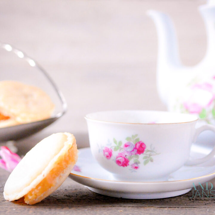 Karamel macarons met salty Karamel vulling, een kopje thee en een theepot