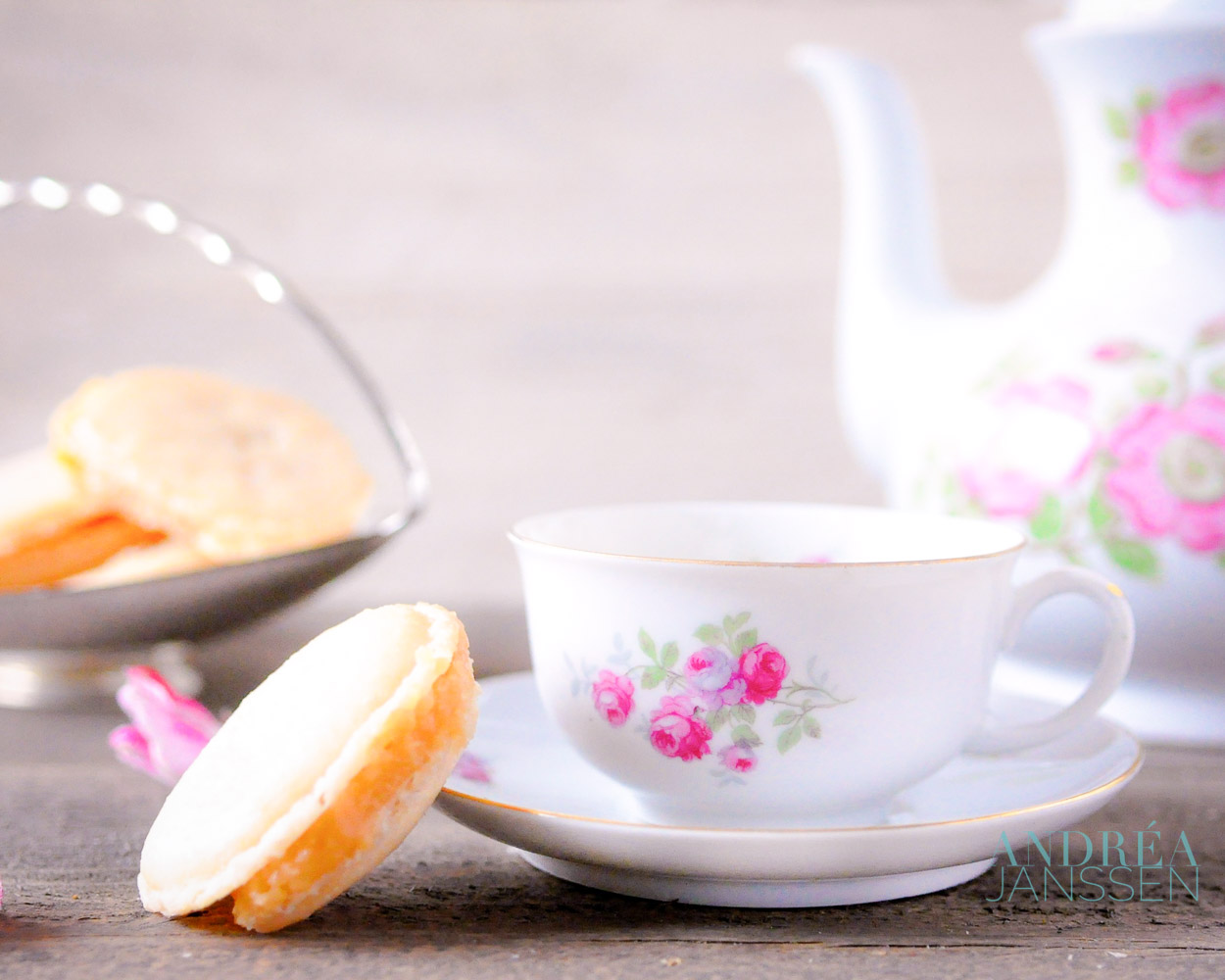 Karamel macarons met salty Karamel vulling, een kopje thee en een theepot