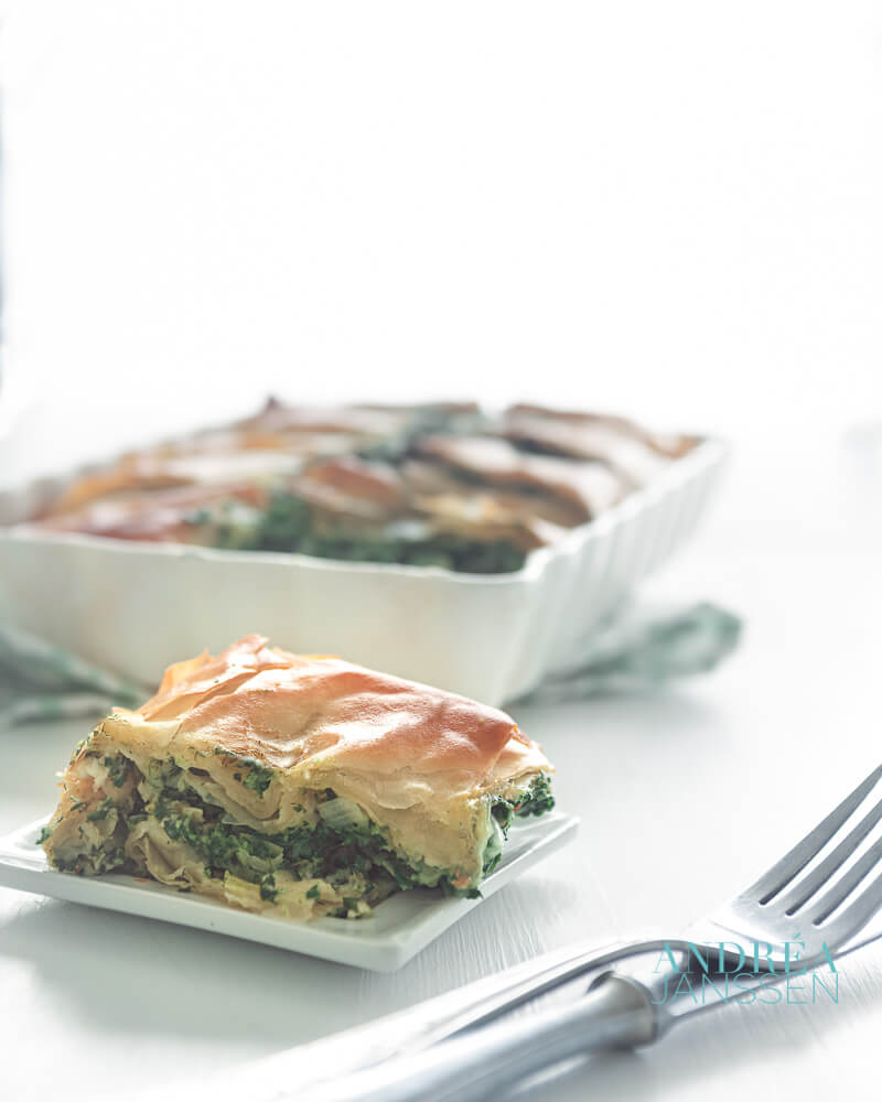 spanakopita in een ovenschaal en op een bordje