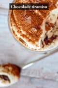 Een foto van bovenaf van een deel van een glas gevuld met chocolade tiramisu. Een tekst bovenin: Chocolade tiramisu