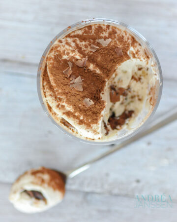 een lepel en glas met heerlijke Chocolade tiramisu