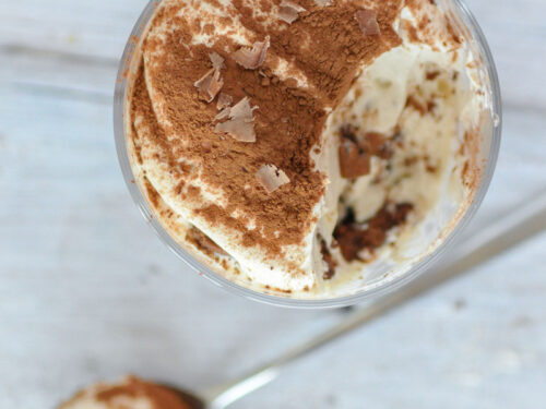 een lepel en glas met heerlijke Chocolade tiramisu