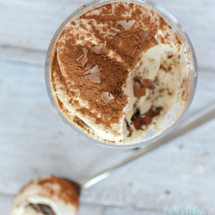 een lepel en glas met heerlijke Chocolade tiramisu