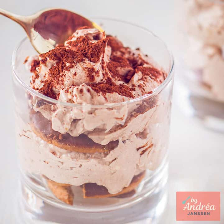 Een vierkante foto met chocolade tiramisu in een glas