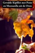 Een kipfilet die omhoog wordt getild gevuld met kaas en pesto. Een tekst: gevulde kipfilet met pesto en mozzarella uit de oven.