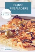 Een part Franse Uienplaattaart met Ansjovis en Olijven. Een tekst erboven: Franse Pissaladière, makkelijk recept