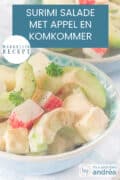 Een deel van een blauw schaaltje gevuld met komkommer, surimi, appel en ei met cocktailsaus. Een tekst boven: makkelijk recept, Surimi salade met appel en komkommer