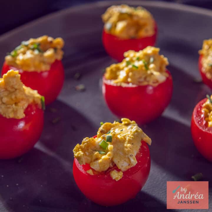 Een vierkante foto van meerdere tomaten met zelfgemaakte eiersalade