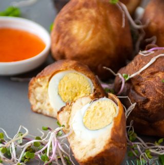 Afrikaanse eierballen op een schaal met chili saus