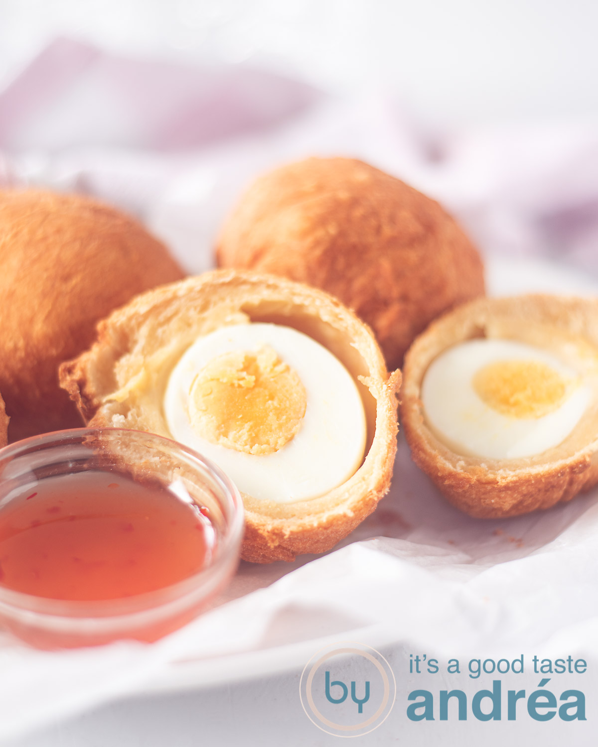 Afrikaanse eierballen op een schaal met chili saus