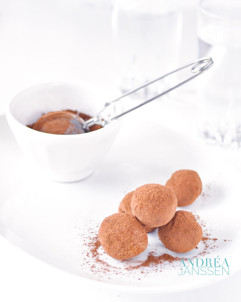 Chocolade sinaasappel truffels op een bord met cacao