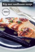 Een kipfilet in plakjes gesneden met een saus van vanille op een zwart bord. Een tekst bovenin: Kip met vanillesaus recept