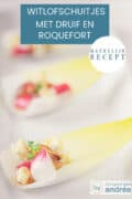 Een deel van een schaal met witlofblaadjes met een vulling van radijs, druif, roquefort en pistache. Een tekst: makkelijk recept, witlofschuitjes met druif en roquefort.