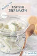 Een deel van een glazen pot gevuld met tzatziki. Een tekst bovenin: bijgerecht, zelf tzatziki maken, makkelijk recept.