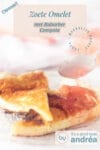 Twee driehoek puntjes met een zoete omelet met rabarbermoes. Een hand die wat rabarbersiroop op de omelet schenkt. Een tekst overlay die de foto beschrijft.