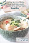 Een groene kom gevuld met tom Kha gegarneerd met garnalen, champignons en specerijen. Een text overlay beschrijft de foto