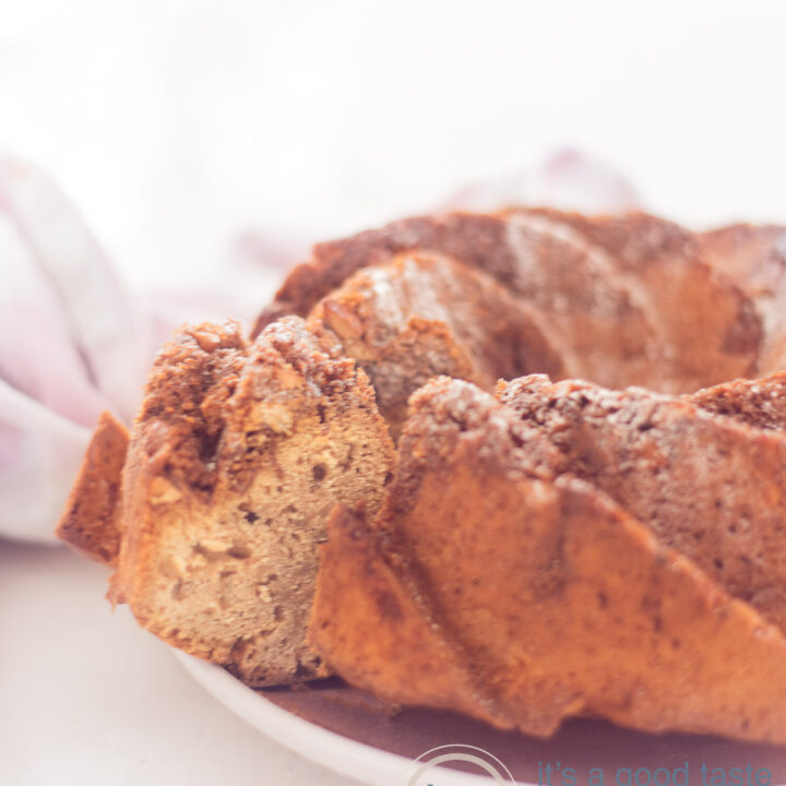 Cake met cashewnoten op een zwart bord