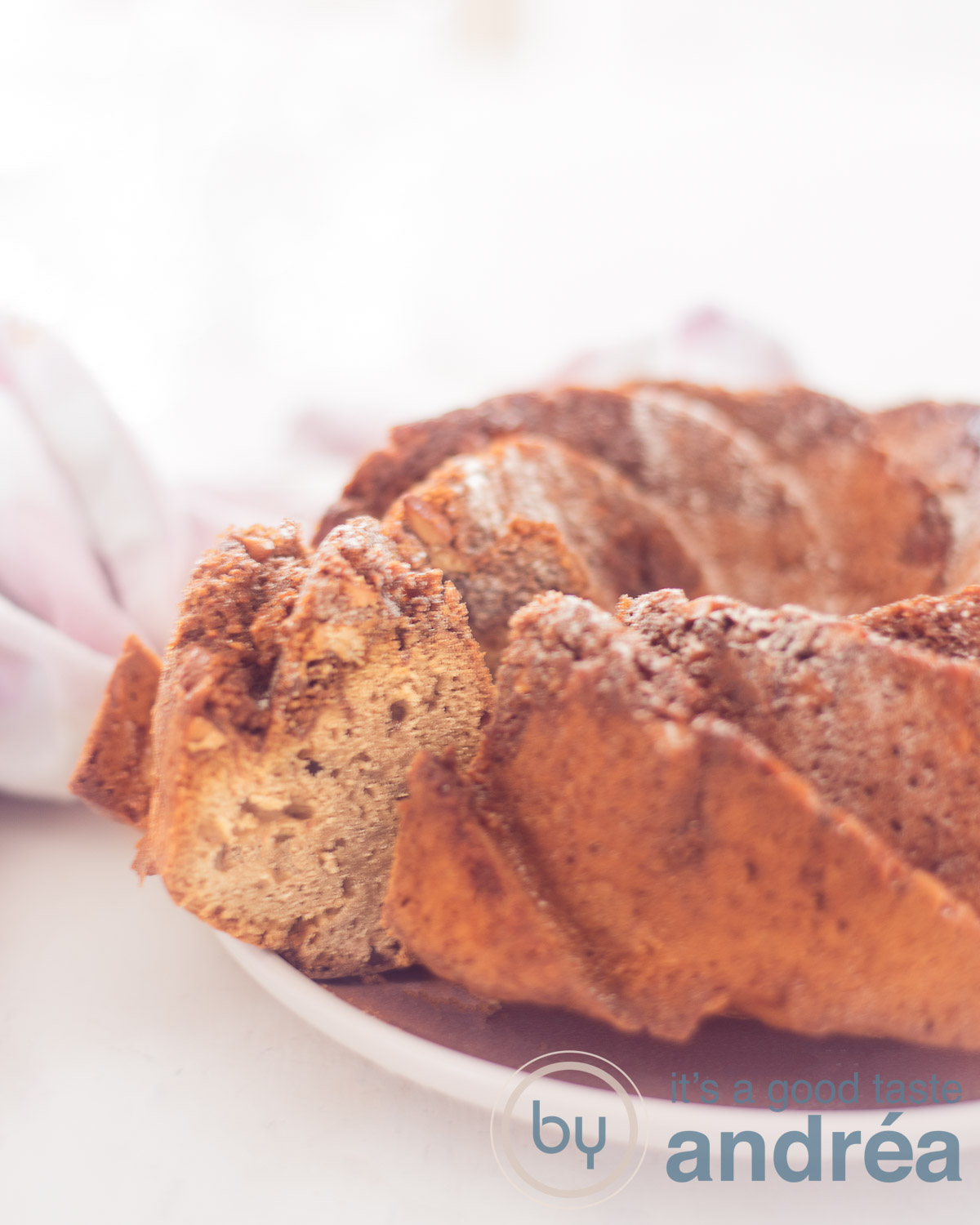 Cake met cashewnoten op een zwart bord