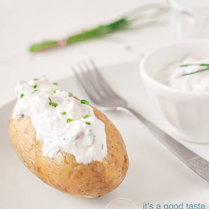gepofte aardappel met kwark en bieslook