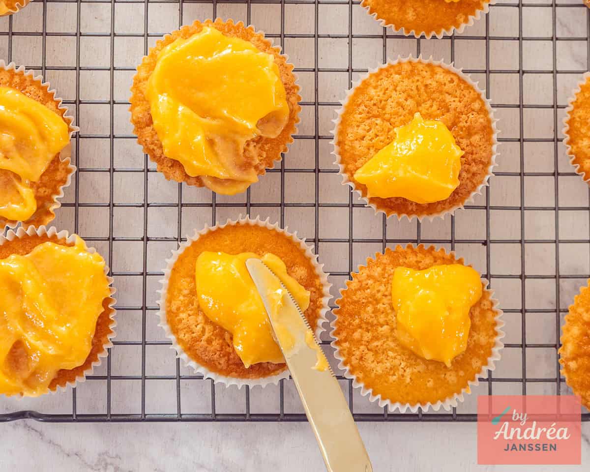 Bestrijk de citroencupcakes met lemon curd
